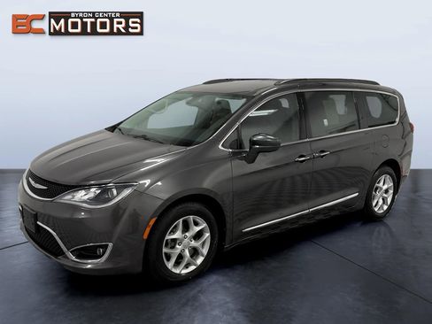 Used 2017 Chrysler Pacifica Touring-L w/ Tire & Wheel Group FWD image 1