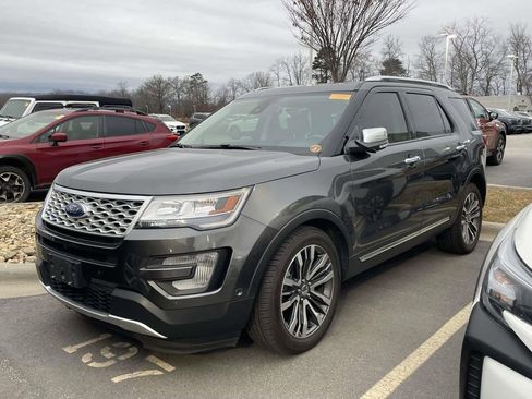 Used 2017 Ford Explorer Platinum image 2