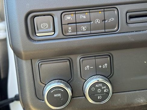 Used 2022 GMC Yukon XL SLT w/ SLT Premium Package image 27