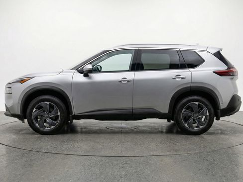 Used 2025 Nissan Rogue SV image 5