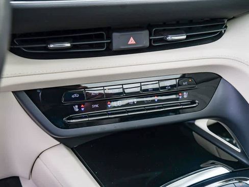 Used 2023 Buick Envision Avenir AWD/4WD image 21