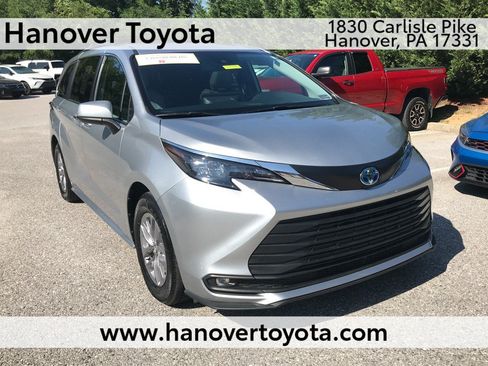 Used 2025 Toyota Sienna XLE AWD/4WD image 1