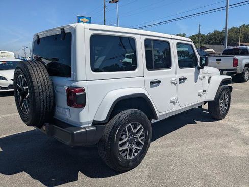 Used 2025 Jeep Wrangler Unlimited Sahara AWD/4WD image 4