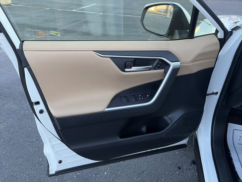 Used 2019 Toyota RAV4 Limited image 16