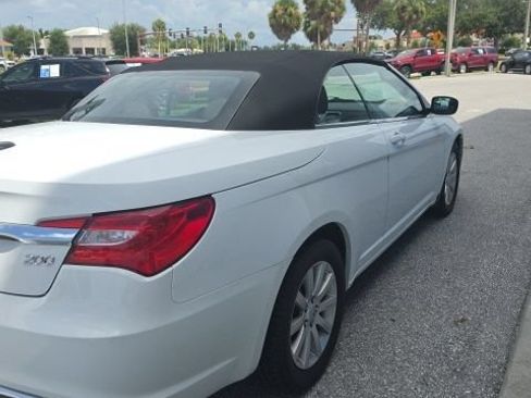 Used 2011 Chrysler 200 Touring FWD image 4