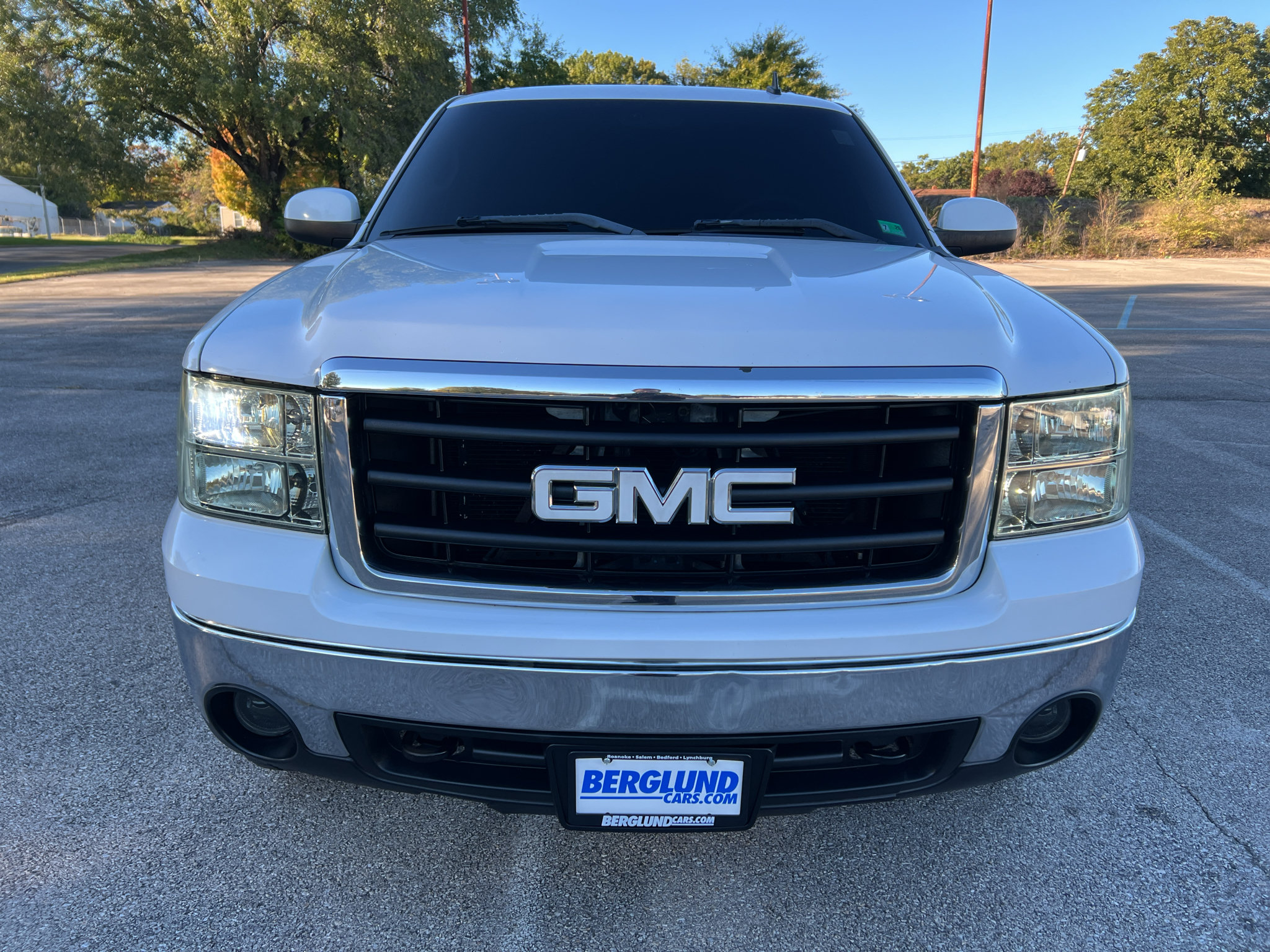 Used 2008 GMC Sierra 1500 SLT w/ SLT Preferred Package AWD/4WD image 8