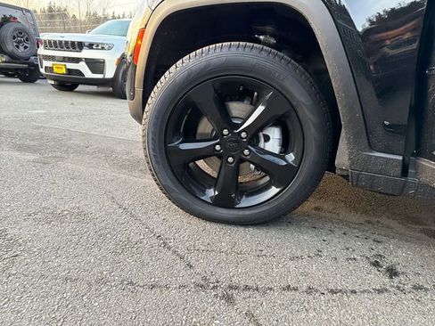 New 2025 Jeep Grand Cherokee Limited w/ Luxury Tech Group II image 28