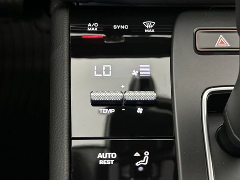 Certified 2025 Porsche Macan AWD/4WD image 17