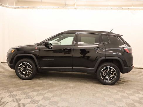 Used 2024 Jeep Compass Trailhawk image 2