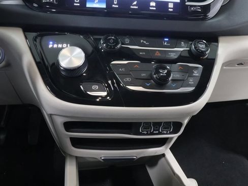 Used 2023 Chrysler Pacifica Touring-L FWD image 10