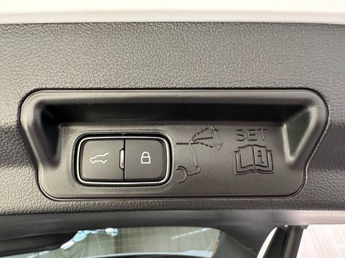 Used 2022 Ford Explorer XLT w/ Equipment Group 202A AWD/4WD image 14