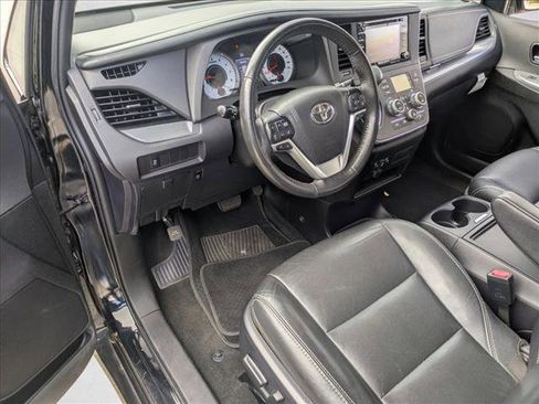 Used 2018 Toyota Sienna SE image 9