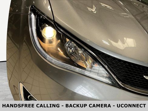Used 2018 Chrysler Pacifica Touring-L FWD image 32