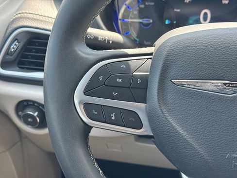 Used 2024 Chrysler Pacifica Limited FWD image 27