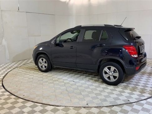 Used 2022 Chevrolet Trax LT w/ LT Convenience Package image 6