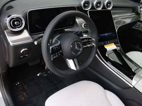 Used 2026 Mercedes-Benz GLC 300 image 4
