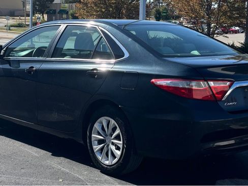 Used 2015 Toyota Camry LE image 3