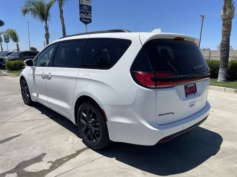 Used 2021 Chrysler Pacifica Touring-L w/ Uconnect Theater Family Group FWD image 6