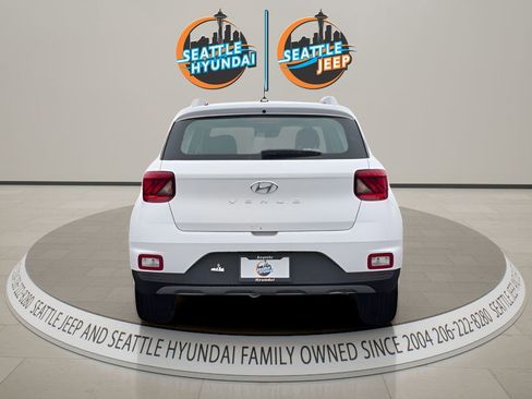 Used 2026 Hyundai Venue SEL FWD image 4