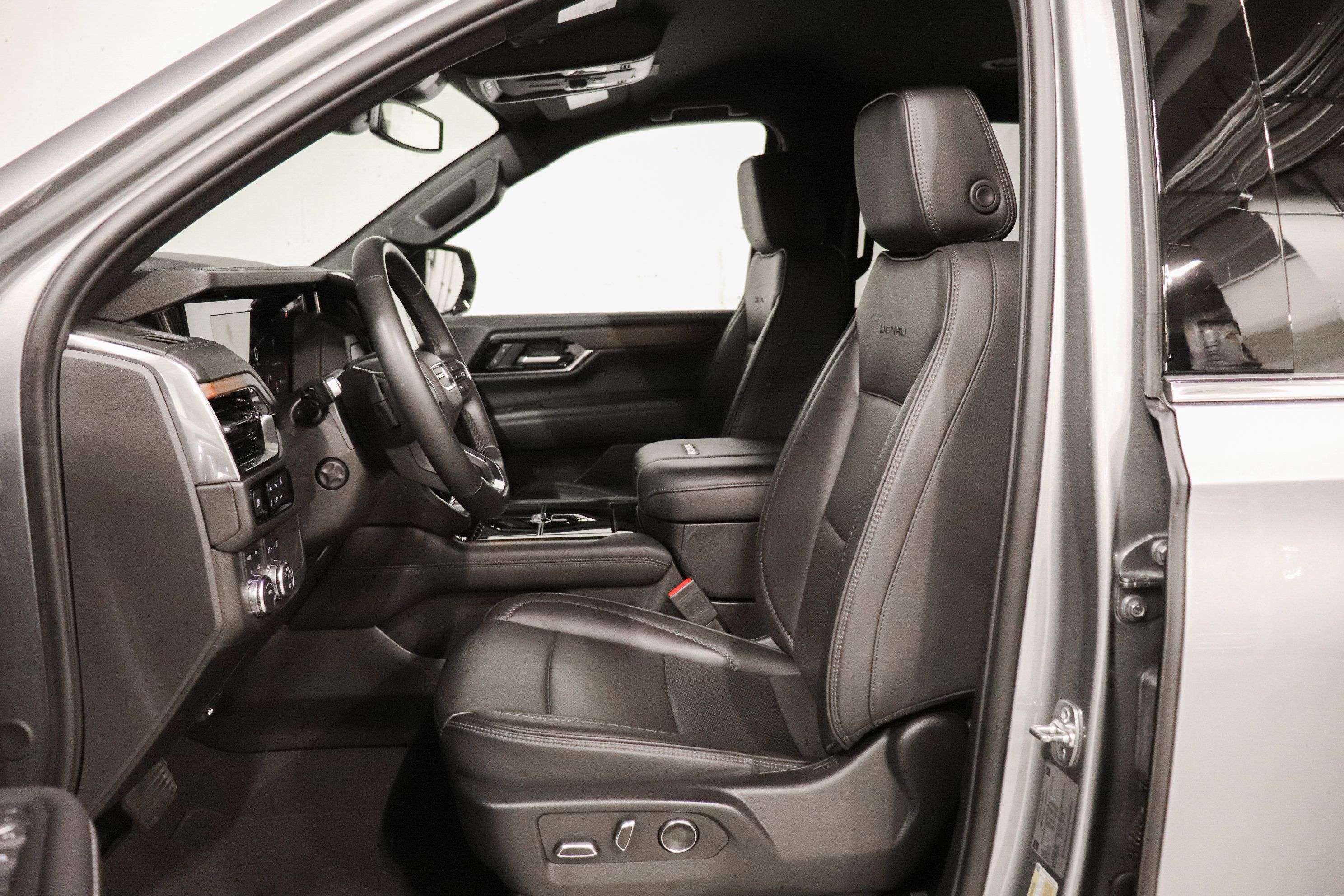 Used 2025 GMC Yukon XL Denali AWD/4WD image 14