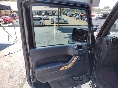 Used 2014 Jeep Wrangler Unlimited Sahara image 12