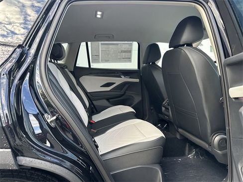 New 2025 Volkswagen Tiguan SE image 18