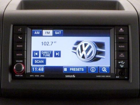 Used 2010 Volkswagen Routan SE FWD image 8