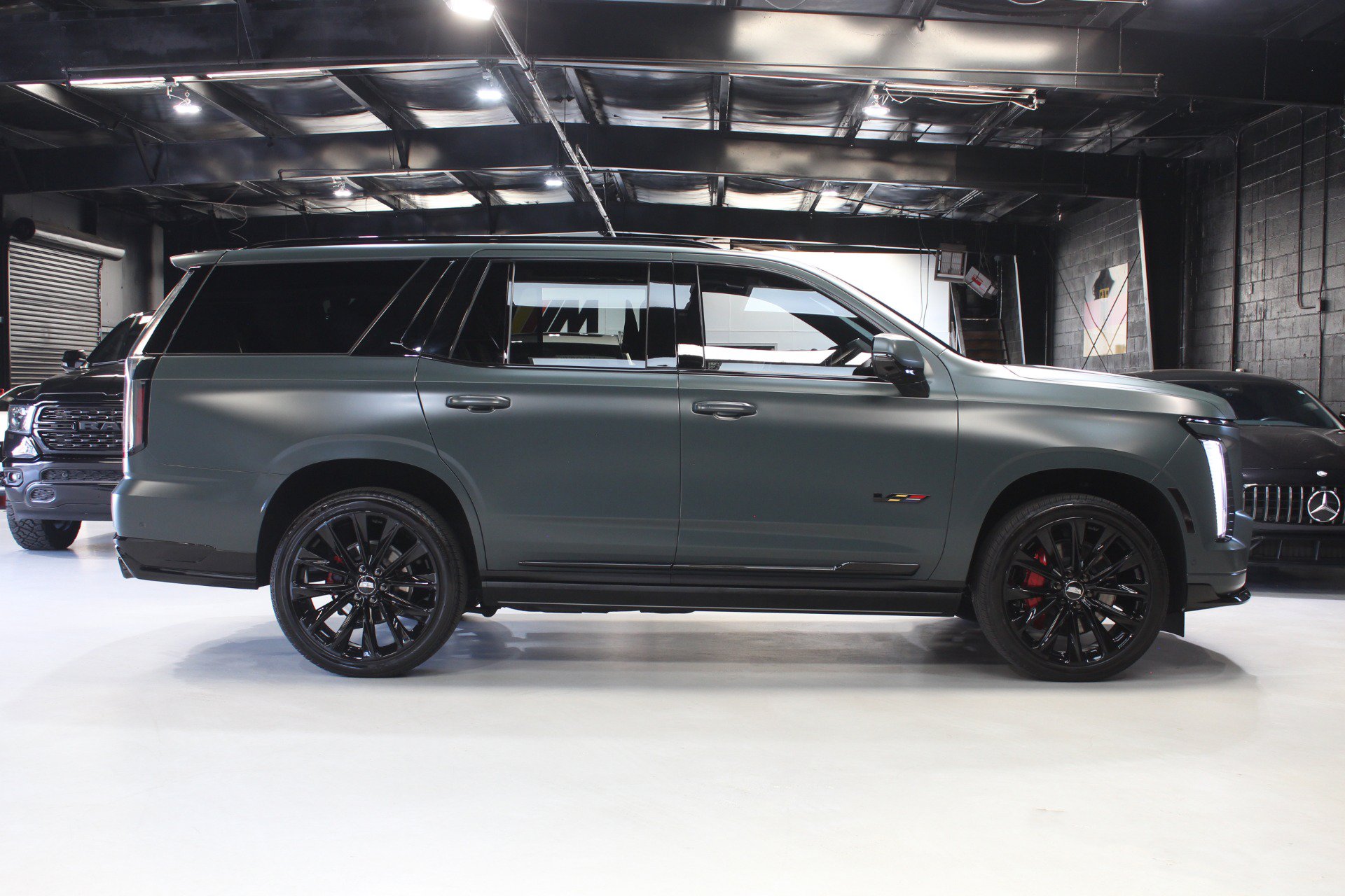 Used 2026 Cadillac Escalade V w/ LPO, ONYX Package AWD/4WD image 98