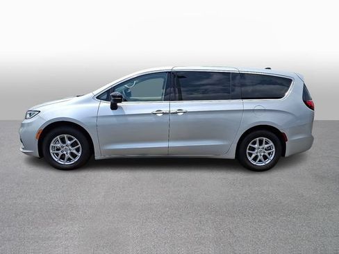 Used 2024 Chrysler Pacifica Touring-L FWD image 7