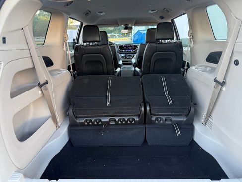 Used 2023 Chrysler Pacifica Touring-L image 32