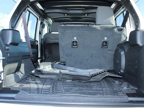 Used 2025 Jeep Wrangler Unlimited Rubicon w/ Technology Group image 12