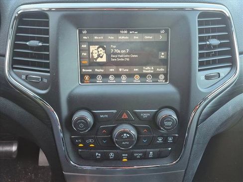 Used 2021 Jeep Grand Cherokee Laredo AWD/4WD image 2