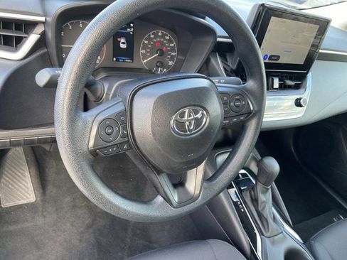 Used 2025 Toyota Corolla LE image 38