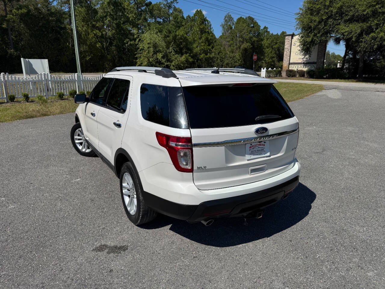 Used 2014 Ford Explorer XLT w/ Equipment Group 202A AWD/4WD image 4