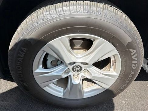 Used 2021 Toyota RAV4 XLE AWD/4WD image 4