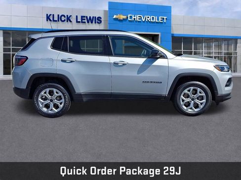 Used 2025 Jeep Compass Latitude AWD/4WD image 9