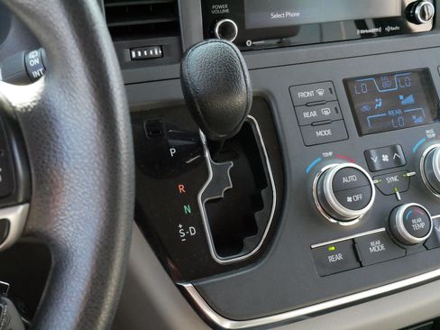 Certified 2018 Toyota Sienna LE FWD image 24