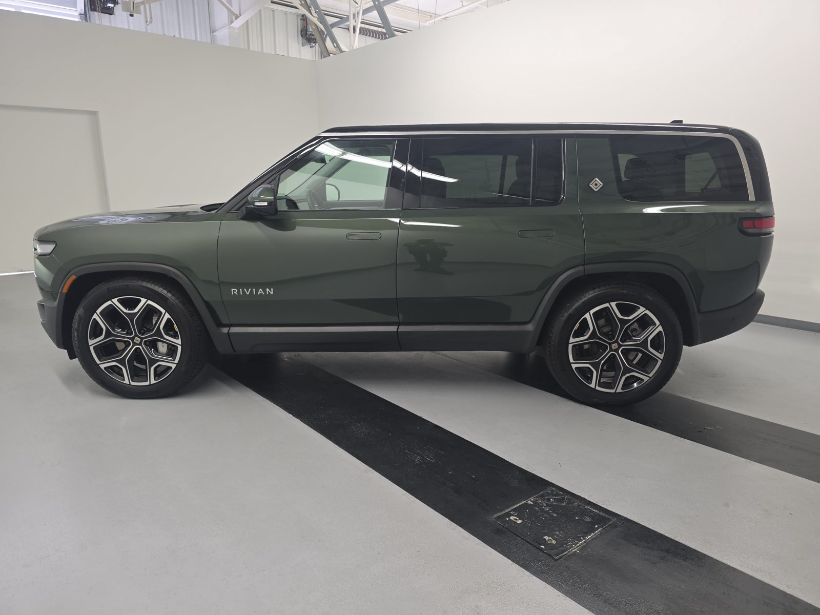 Used 2025 Rivian R1S Adventure Dual AWD/4WD image 2