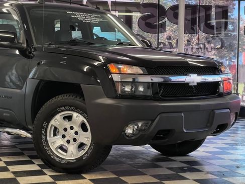 Used 2004 Chevrolet Avalanche Z71 w/ Sun And Sound Package AWD/4WD image 4