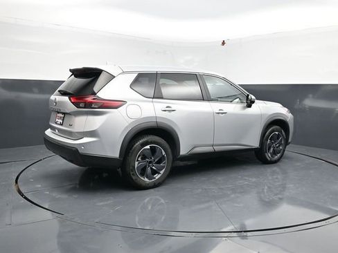 Used 2024 Nissan Rogue SV FWD image 8