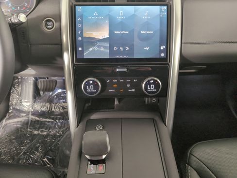 Used 2025 Land Rover Discovery S image 19