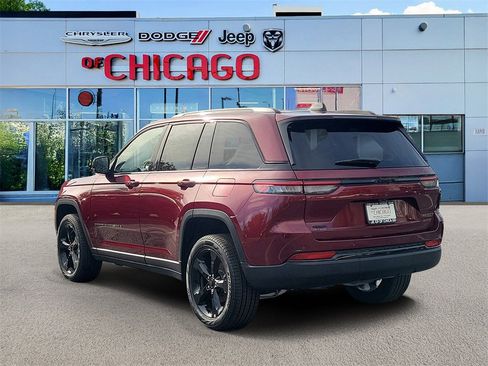 Certified 2025 Jeep Grand Cherokee Limited w/ Black Appearance Package image 3