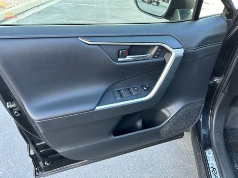 Used 2019 Toyota RAV4 Limited image 9