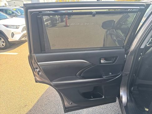 Used 2019 Toyota Highlander SE image 38