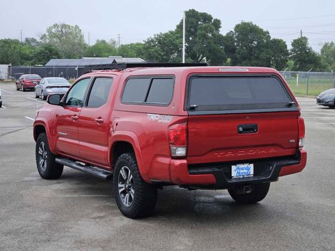 Used 2016 Toyota Tacoma TRD Sport w/ Exterior Package AWD/4WD image 5