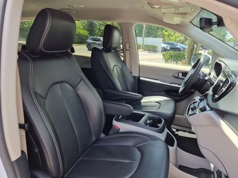 Used 2023 Chrysler Pacifica Touring-L FWD image 19