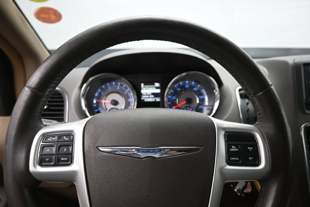 Used 2016 Chrysler Town & Country Touring FWD image 12