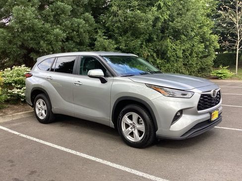 Used 2023 Toyota Highlander LE FWD image 7