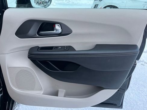 Used 2024 Chrysler Pacifica Touring-L image 26