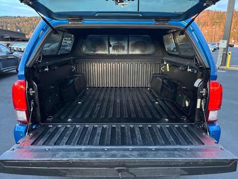 Used 2016 Toyota Tacoma TRD Sport w/ Premium & Technology Package image 25